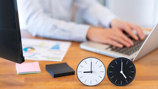 労働時間に着替えなどの準備時間は該当する？労働時間の定義と事例を解説