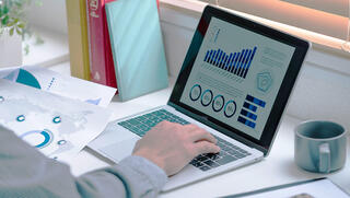 属人化は解消できる!人材派遣の導入で業務標準化を進める方法