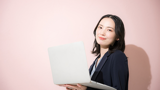 
                  事務職に将来性はある？AI時代にも重宝される重要スキルを徹底解説！
                  